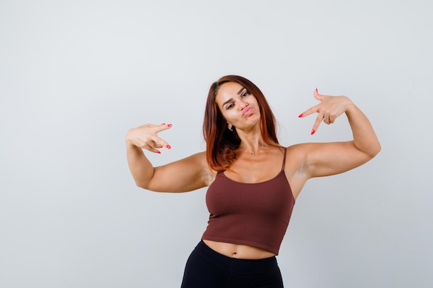 Mulher jovem com cabelo comprido e roupa desportiva