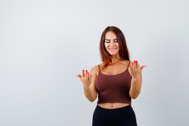 Mulher jovem com cabelo comprido e roupa desportiva