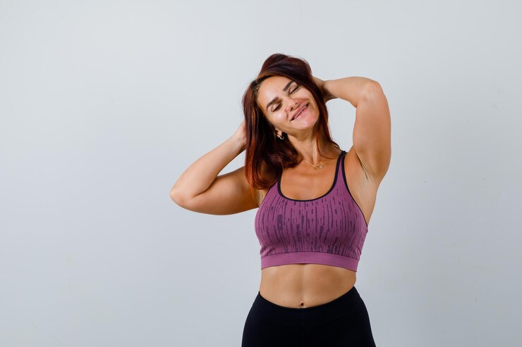 Foto grátis mulher jovem com cabelo comprido e roupa desportiva