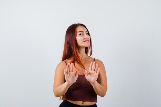 Foto grátis mulher jovem com cabelo comprido e top curto castanho