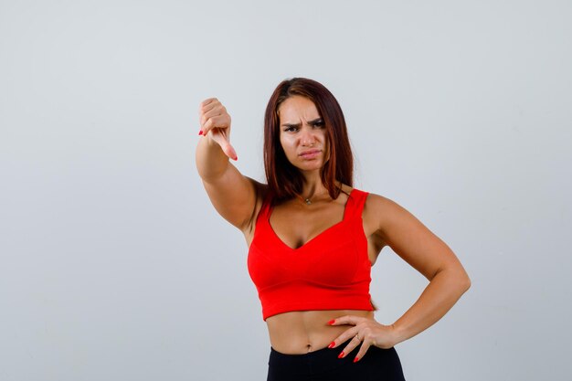 Mulher jovem com cabelo comprido e uma regata laranja