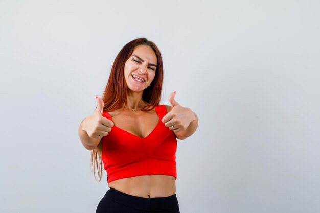 Mulher jovem com cabelo comprido e uma regata laranja