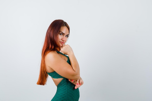 Mulher jovem com cabelo comprido em um bodycon verde