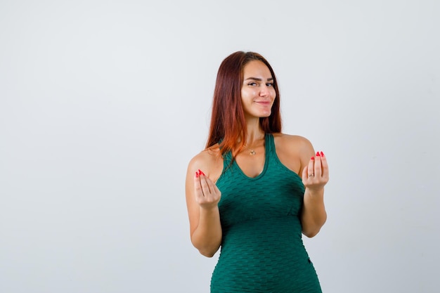 Mulher jovem com cabelo comprido em um bodycon verde