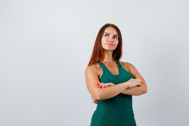 Mulher jovem com cabelo comprido em um bodycon verde