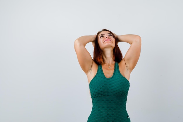 Mulher jovem com cabelo comprido em um bodycon verde