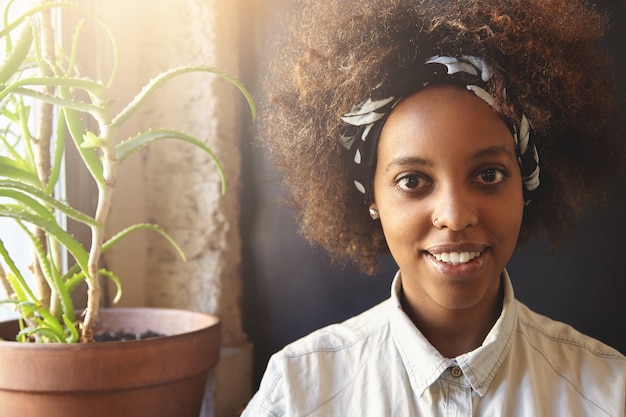 Foto grátis mulher jovem com cabelo encaracolado com lenço