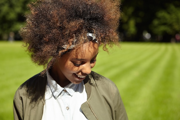Mulher jovem com cabelo encaracolado com lenço