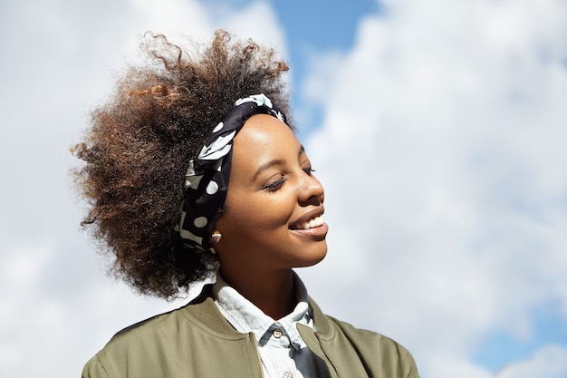 Mulher jovem com cabelo encaracolado com lenço