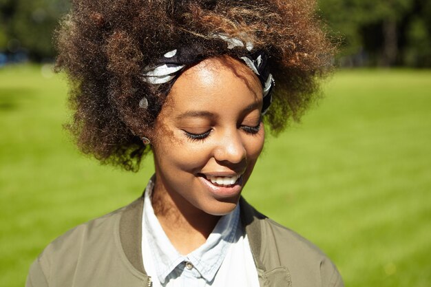 Mulher jovem com cabelo encaracolado com lenço