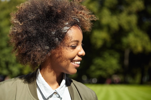 Mulher jovem com cabelo encaracolado com lenço