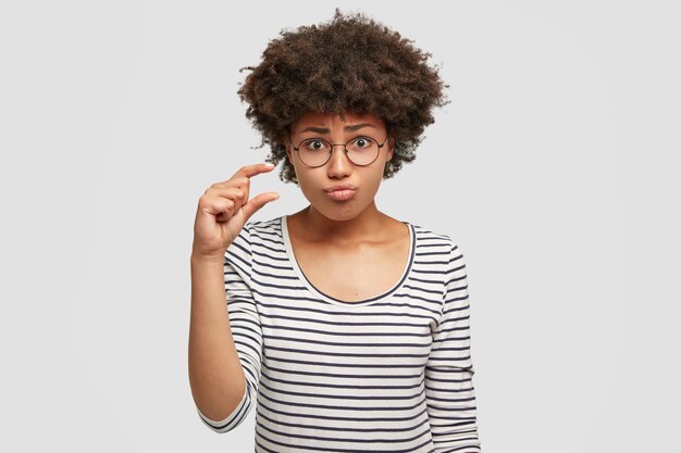 Mulher jovem com cabelo encaracolado e blusa listrada