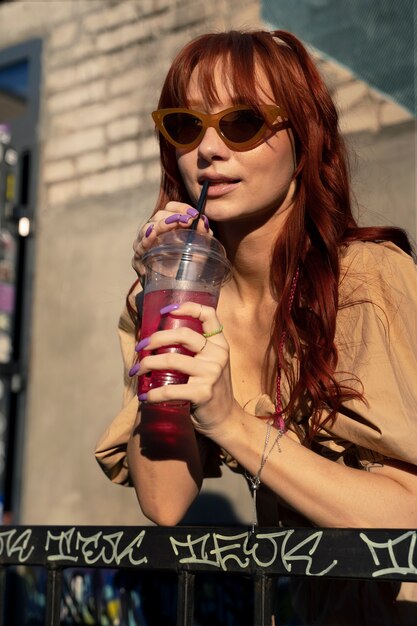 Mulher jovem, com, cabelo vermelho, sorrindo