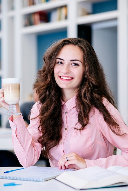 Mulher jovem, com, café, caderno, e, livro