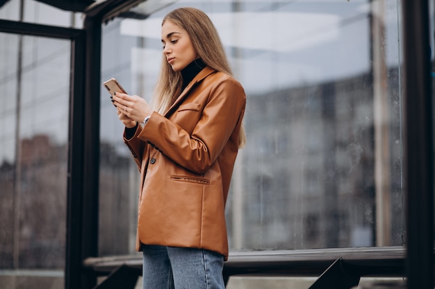 Mulher jovem com casaco andando pela cidade