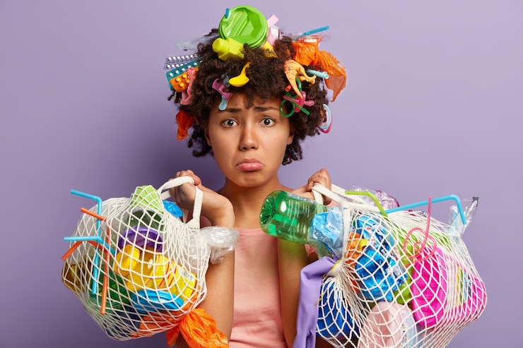 Foto grátis mulher jovem com corte de cabelo afro e resíduos de plástico no cabelo