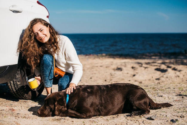 Mulher jovem, com, dela, cão, praia