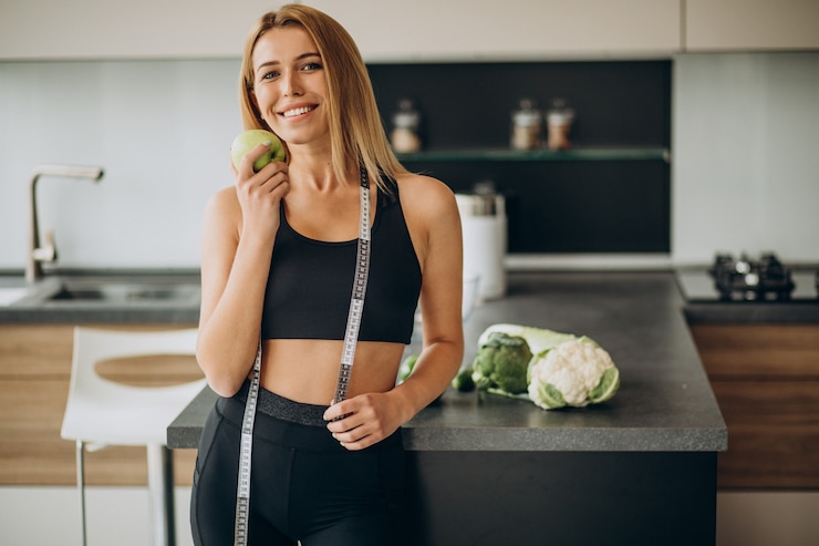 Foto grátis mulher jovem com fita métrica na cozinha