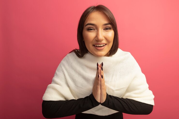 Foto grátis mulher jovem com lenço branco de mãos dadas como gesto namastê feliz e alegre sorrindo