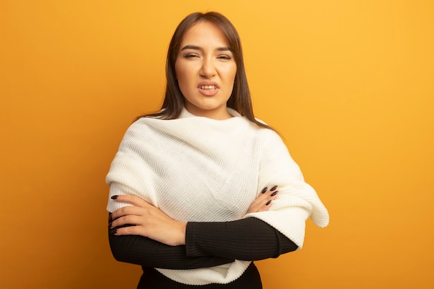 Mulher jovem com lenço branco descontente com os braços cruzados no peito