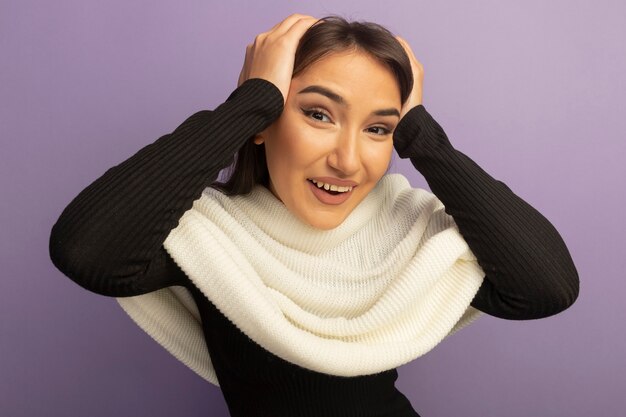 Foto grátis mulher jovem com lenço branco feliz e animada com as mãos na cabeça