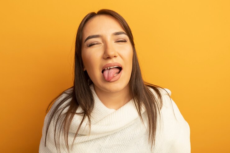 Foto grátis mulher jovem com lenço branco mostrando a língua e piscando