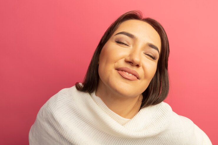 Foto grátis mulher jovem com lenço branco olhando para o lado com um sorriso no rosto