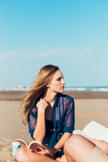 Foto grátis mulher jovem, com, livro, ligado, praia