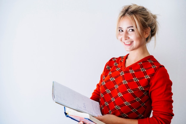 Foto grátis mulher jovem, com, materiais estudo, em, estúdio