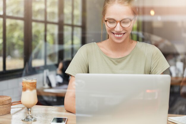 Mulher jovem com óculos em um café