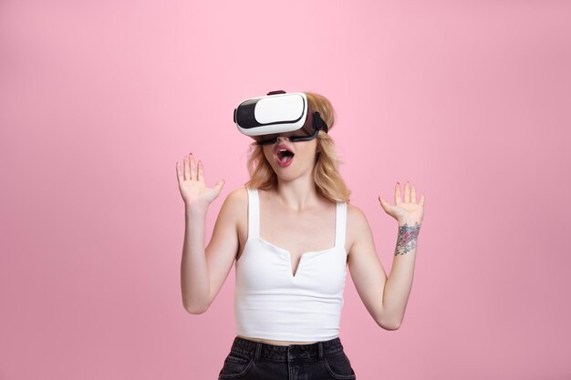 Mulher jovem com óculos vr