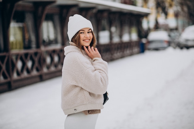 Mulher jovem com roupa de inverno fora da rua