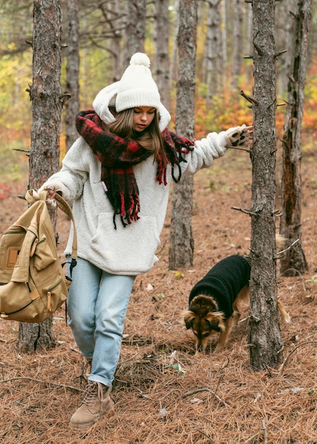 Foto grátis mulher jovem com roupas de inverno com seu cachorro