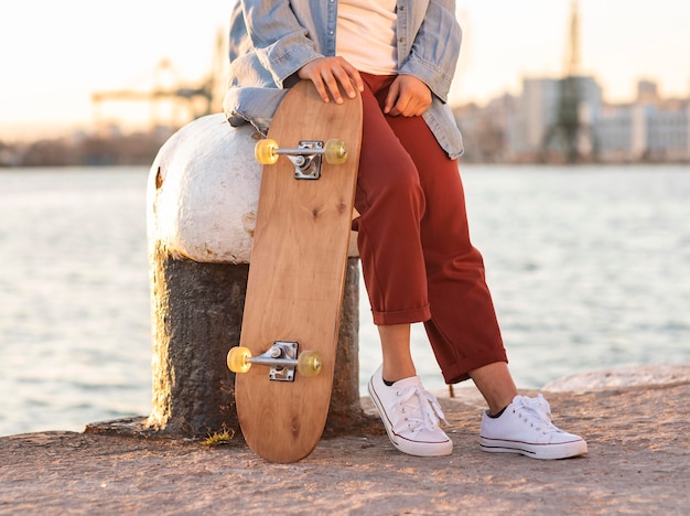 Mulher jovem com skate de perto