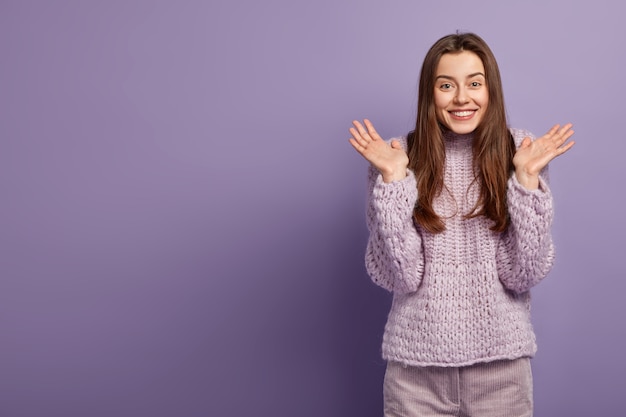 Mulher jovem com suéter roxo