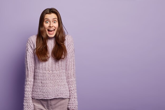 Mulher jovem com suéter roxo