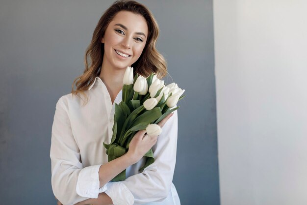 Mulher jovem com tulipas de flores