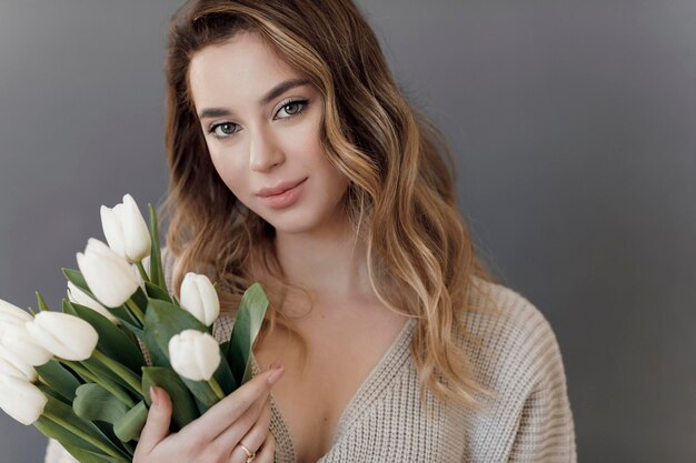 Mulher jovem com tulipas de flores