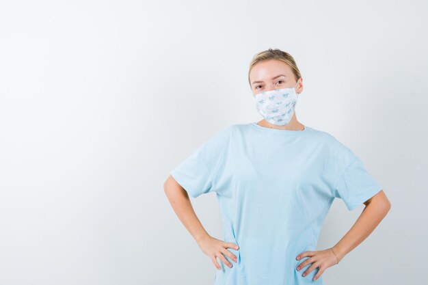 Mulher jovem com uma camiseta azul e uma máscara médica