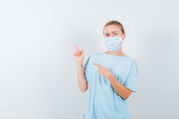 Mulher jovem com uma camiseta azul e uma máscara médica