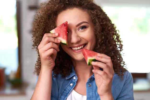 Mulher jovem com uma fatia de melancia