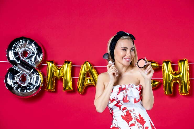 Foto grátis mulher jovem com vestido bonito se preparando para fazer no salão vermelho