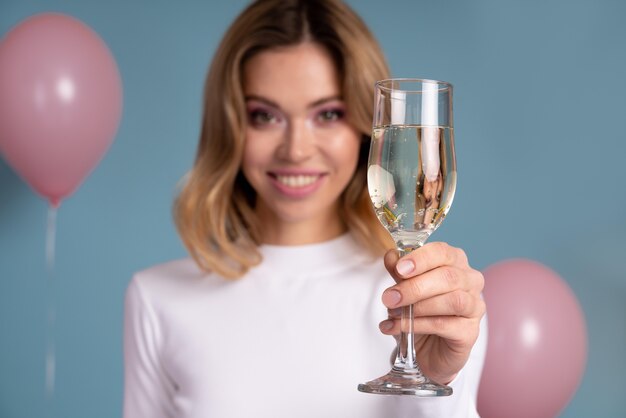 Mulher jovem comemorando em uma festa de aniversário