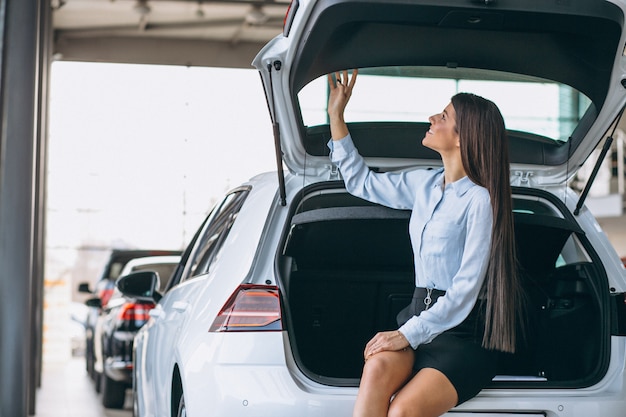 Mulher jovem, comprando um carro