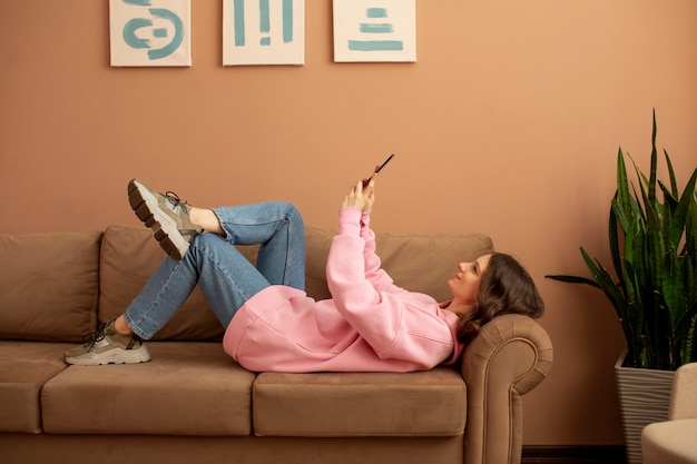 Mulher jovem conectada ao smartphone