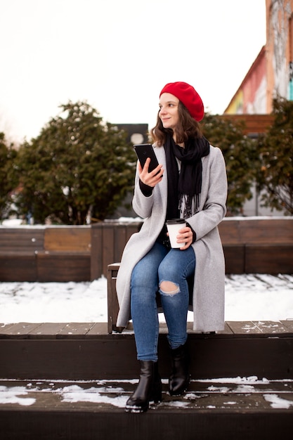 Foto grátis mulher jovem conectada ao smartphone