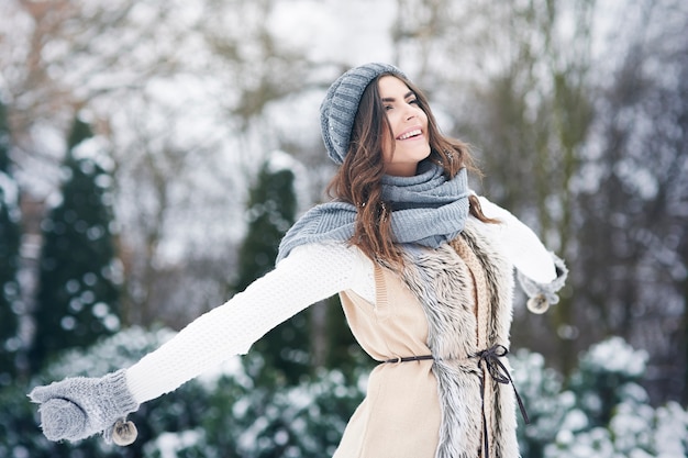 Mulher jovem curtindo a natureza no inverno