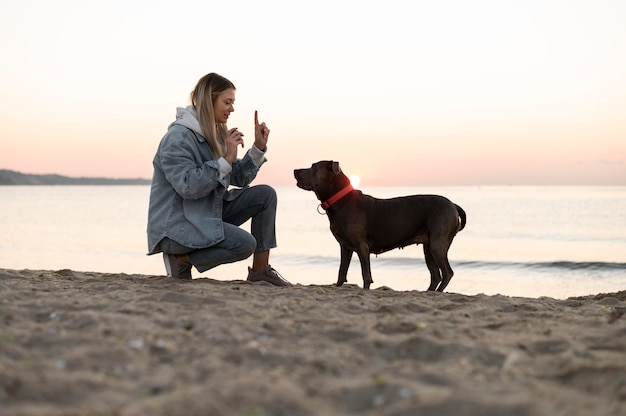 Mulher jovem curtindo um tempo com seu cachorro