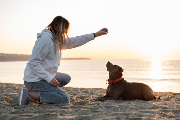 Mulher jovem curtindo um tempo com seu cachorro