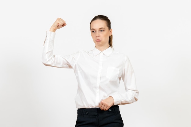 Mulher jovem de blusa branca com uma cara triste no fundo branco, vista frontal, escritório de trabalho feminino, sentimento modelo emoção